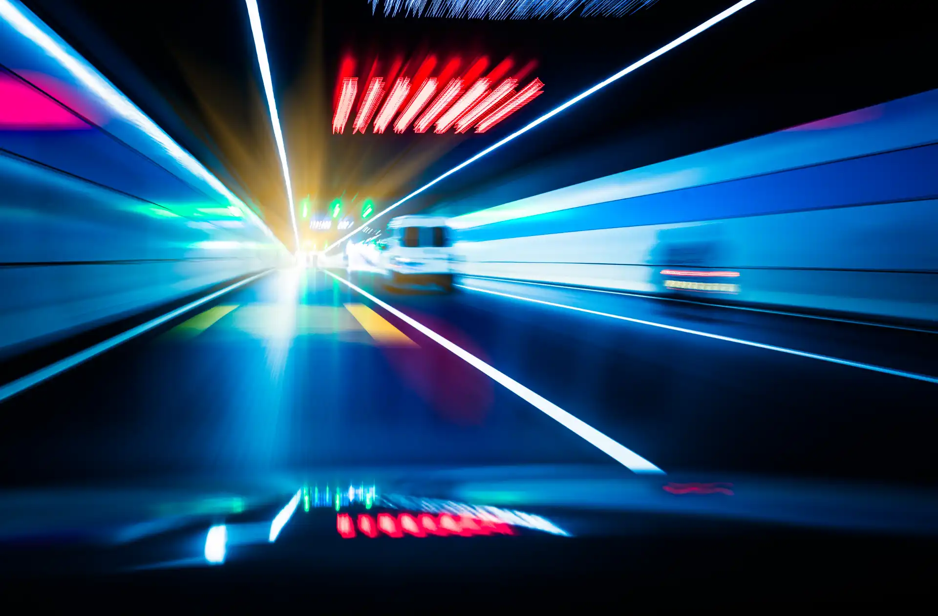 Foto de um carro correndo dentro de um tunel com um efeito de movimento com tudo arrastado