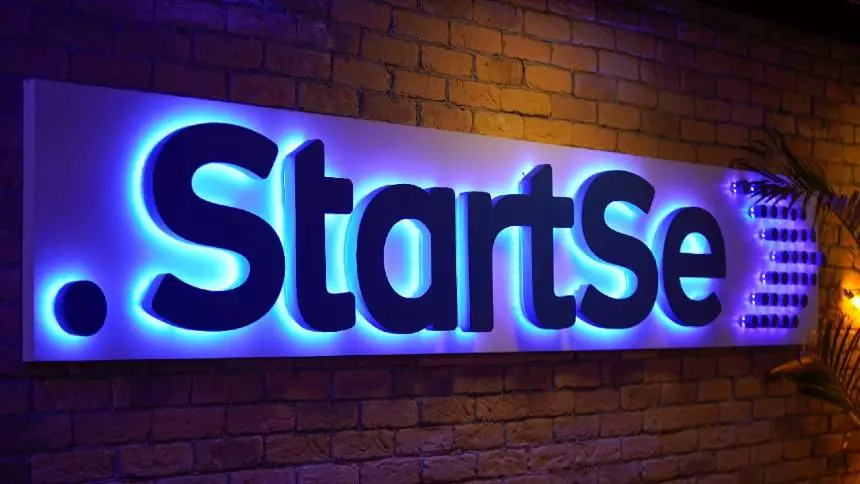 Letra caixa brilhante com o logotipo da StartSe na parede