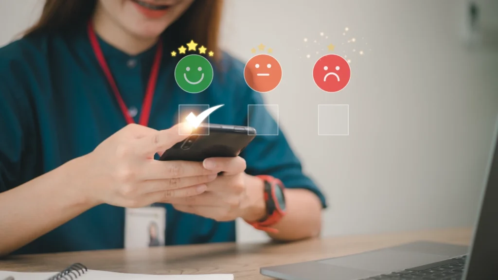 Mulher avaliando um serviço pelo celular, com ícones de feedback positivo e negativo exibidos, simbolizando satisfação do cliente.