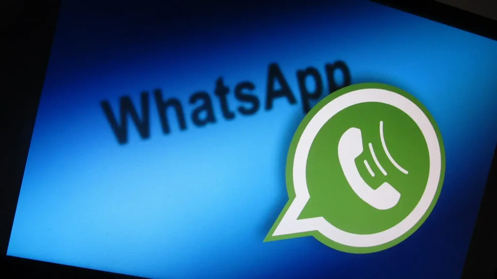 Imagem do logotipo do WhatsApp sobre um fundo azul, representando o aplicativo de mensagens e sua popularidade nas comunicações digitais.