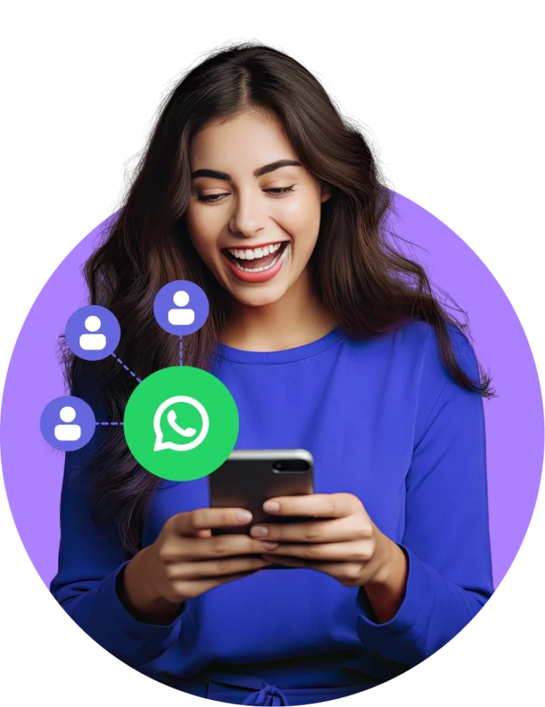 Mulher sorridente usando smartphone com ícones do WhatsApp e mensagens, destacando comunicação em grupo. Ideal para promoção de aplicativos de mensagens.