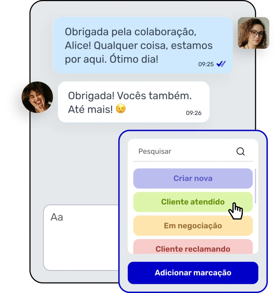Print de um encerramento de atendimento em chat, mostrando uma janela flutuante onde um cursor em formato de mão seleciona a etiqueta verde "Cliente atendido" em uma lista de marcações de status.