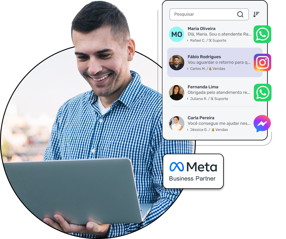 Homem sorridente ao notebook, ao lado de uma lista flutuante de chats de diferentes redes sociais.